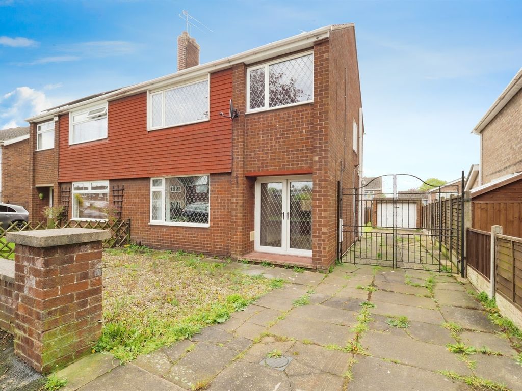 3 bed semidetached house for sale in Byfield Road, Scunthorpe DN17, £