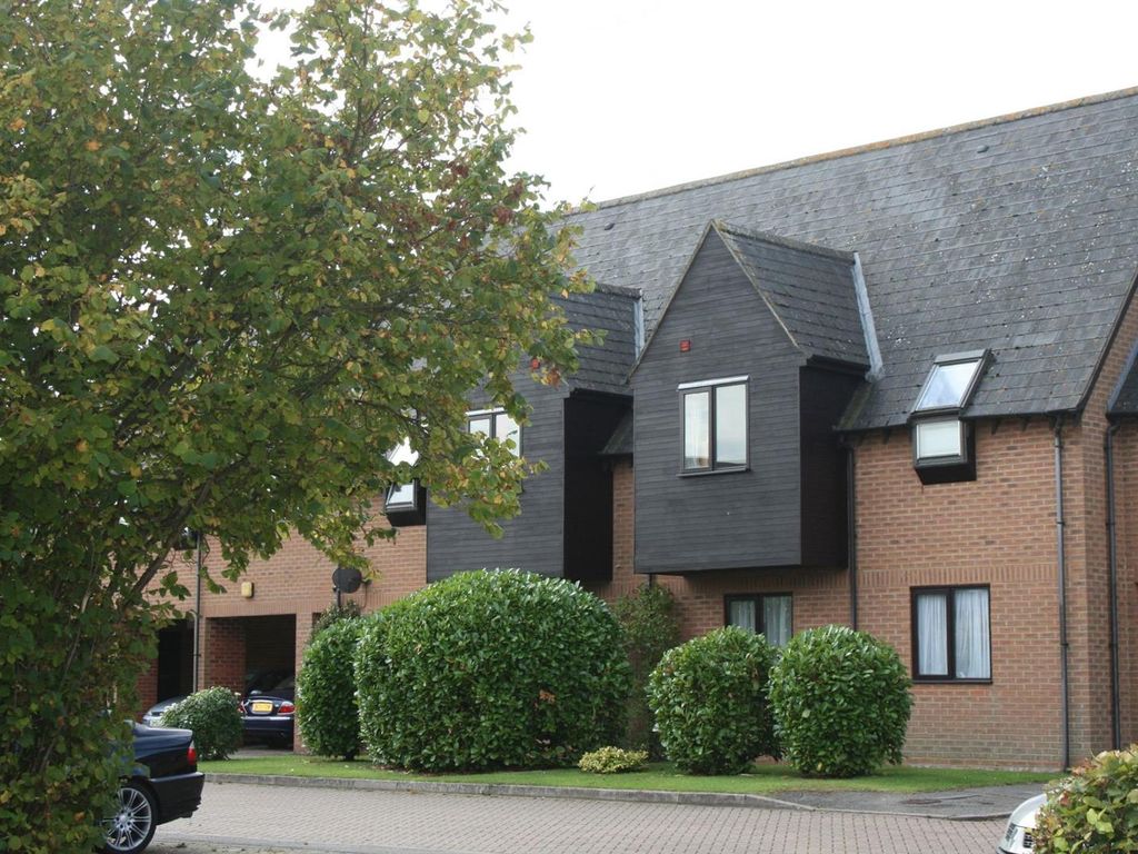 2 bed flat to rent in Poplars Close, Stone, Aylesbury HP17 Zoopla