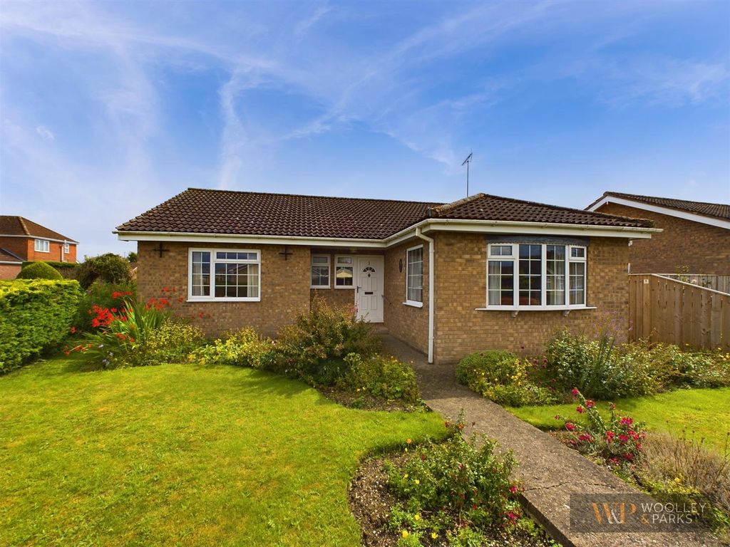 3 bed detached bungalow for sale in Kings Mill Close, Driffield YO25, £