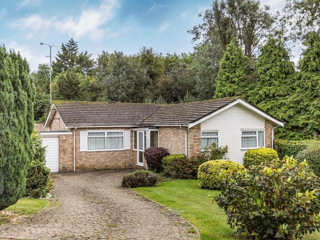 3 bed detached bungalow for sale in The Park, Redbourn, Redbourn AL3, £