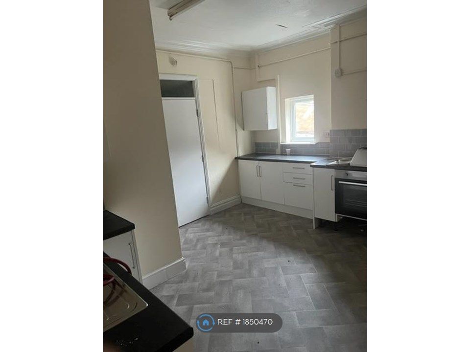 2 bed flat to rent in Liverpool Road, Kidsgrove, StokeOnTrent ST7, £