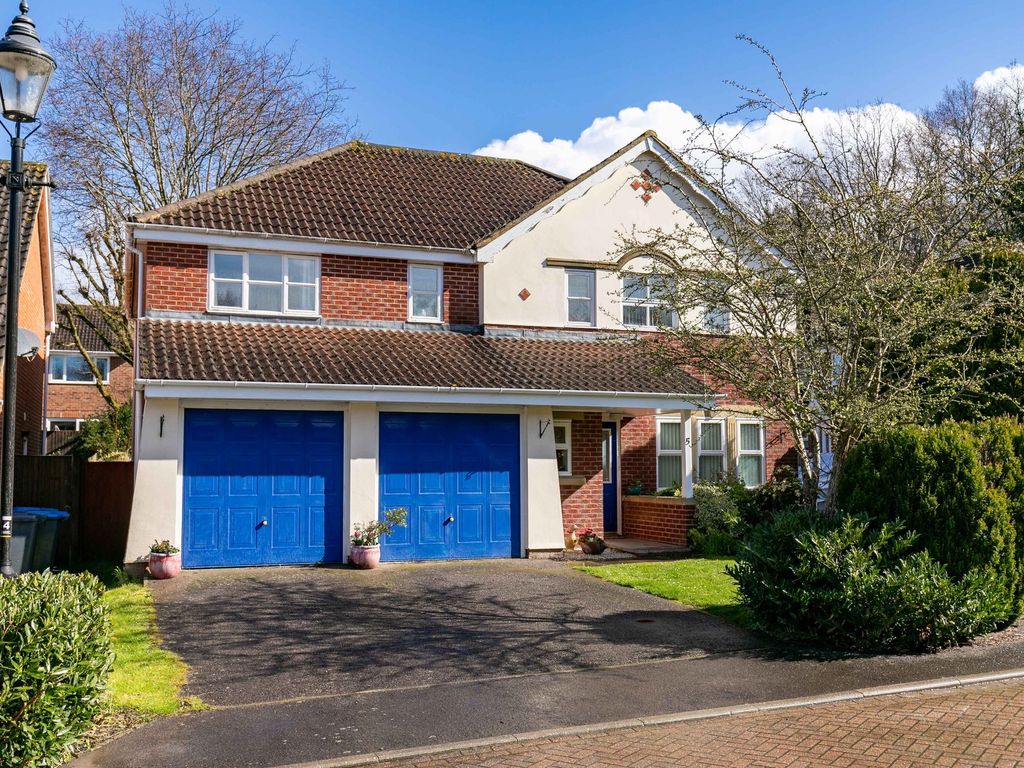 5 bed detached house for sale in Abergavenny Gardens, Copthorne RH10