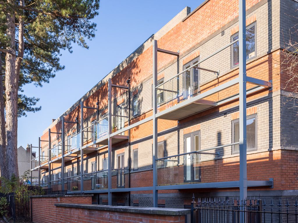 Studio to rent in Victoria Road, Swindon SN1, £800 pcm Zoopla