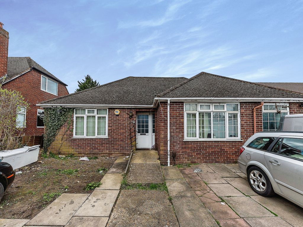 5 bed bungalow for sale in Derby Road, Luton LU4 Zoopla