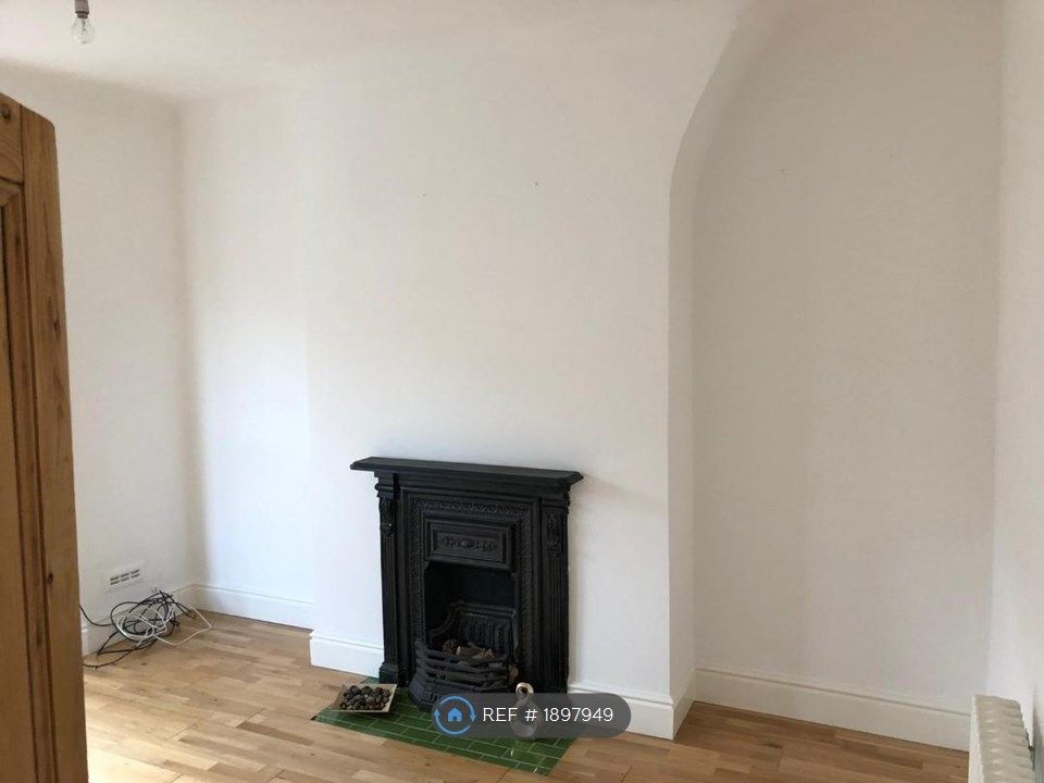 2 bed flat to rent in Liverpool, Liverpool L18, £695 pcm Zoopla