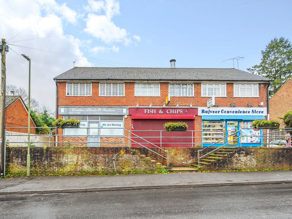 2 bed flat to rent in The Street, Wrecclesham, Farnham GU10, £995 pcm