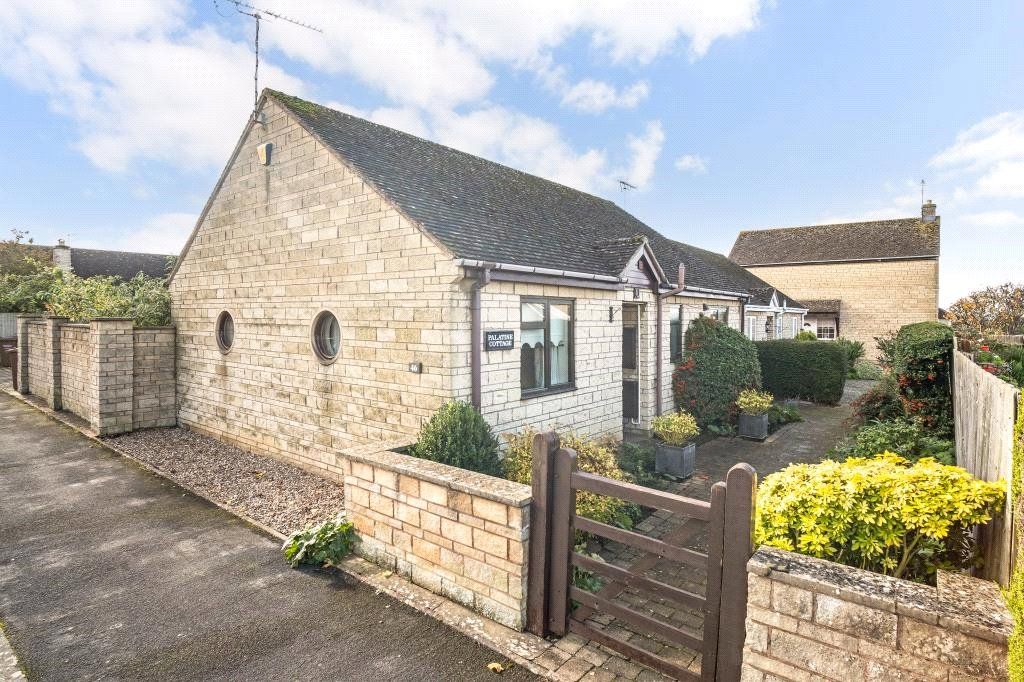 2 bed bungalow for sale in Morris Road, Broadway, Worcestershire WR12