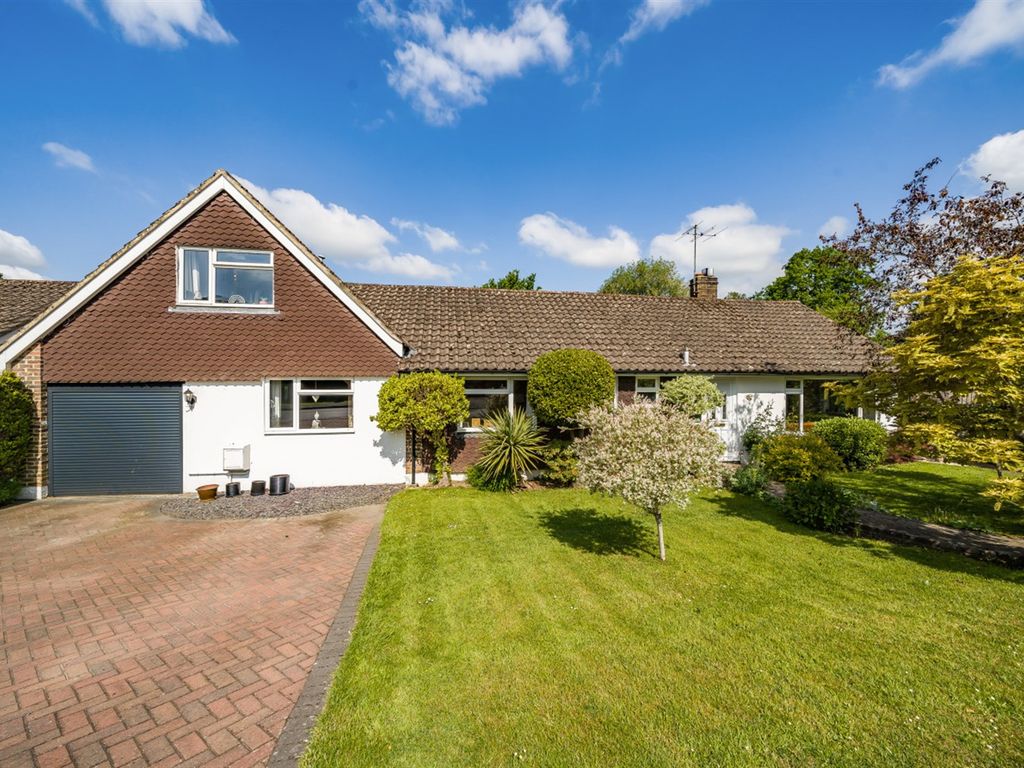 4 bed bungalow for sale in The Gardens, Fittleworth, Pulborough, West