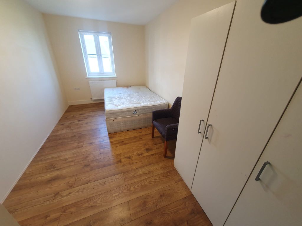 Room to rent in Athelstan Road, Romford RM3, £700 pcm Zoopla