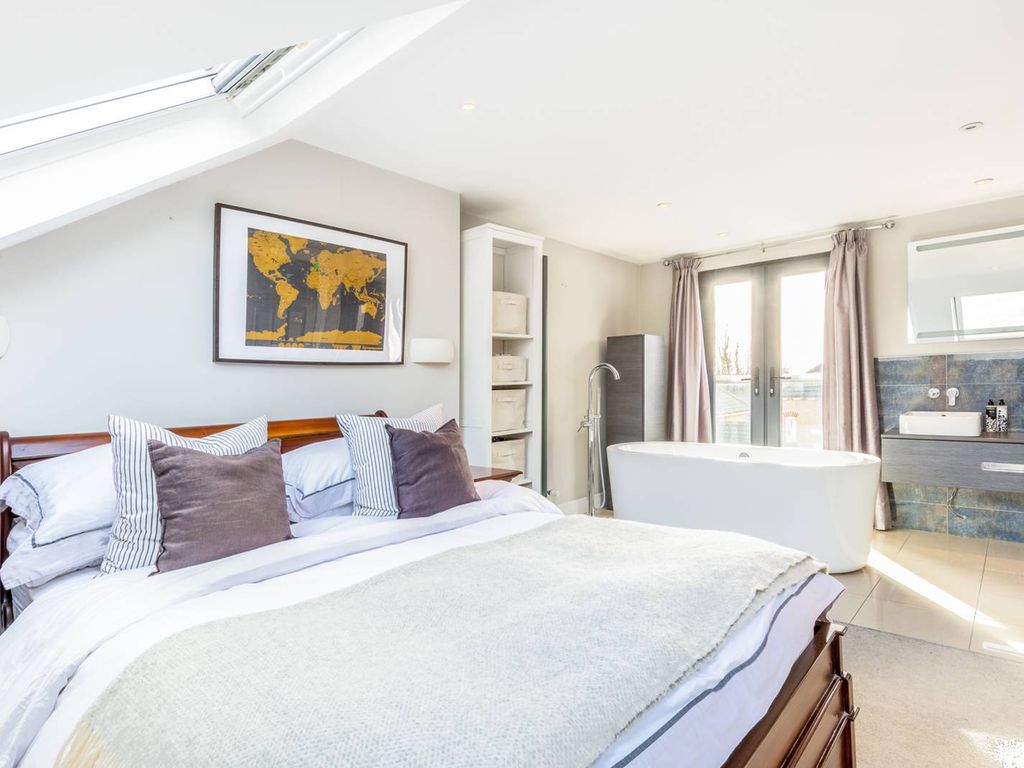 4 bed property for sale in Havelock Road, Merton, London SW19, £950,000