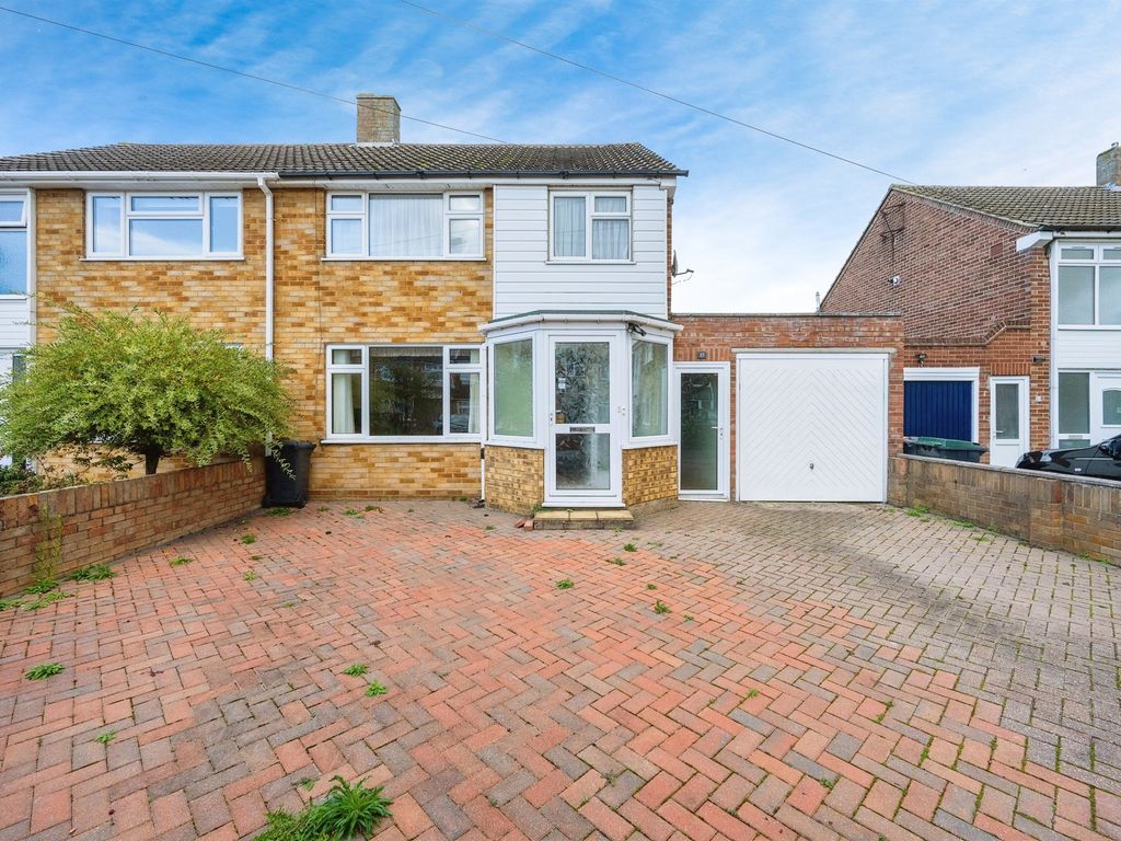 3 bed semidetached house for sale in Leasway, Bedford MK41, £280,000