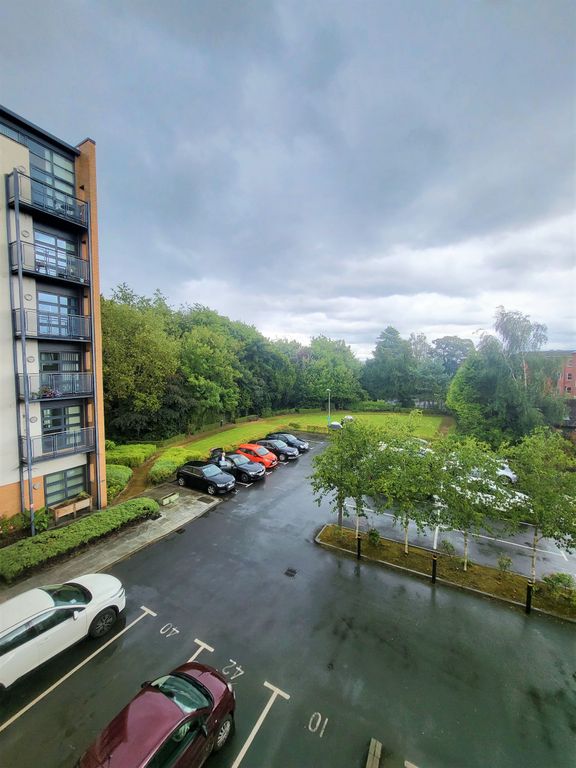 2 bed flat to rent in Manor Court, Altrincham Road, Manchester M22, £