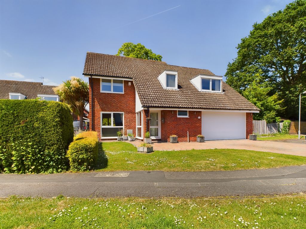 4 bed detached house for sale in Graham Close, Calcot, Reading RG31