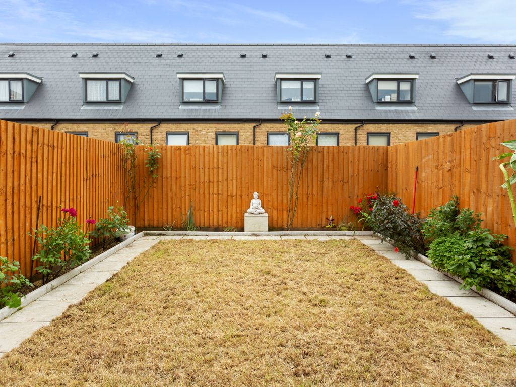 3 bed terraced house to rent in Sherbourne Close, Dartford DA1, £2,200