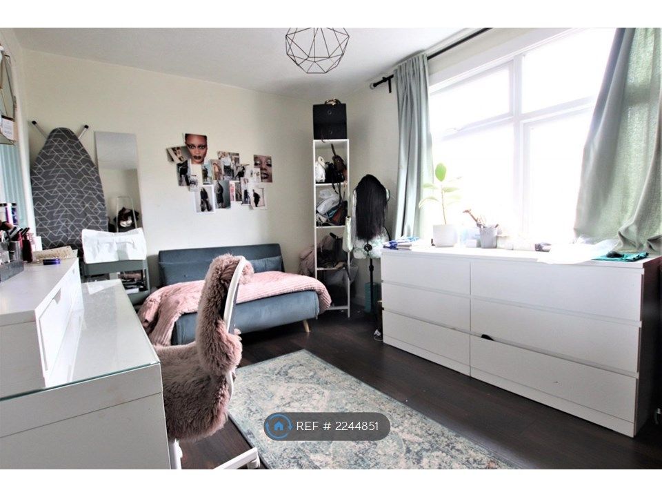 3 bed terraced house to rent in Gloucester Road, Croydon CR0, £2,050