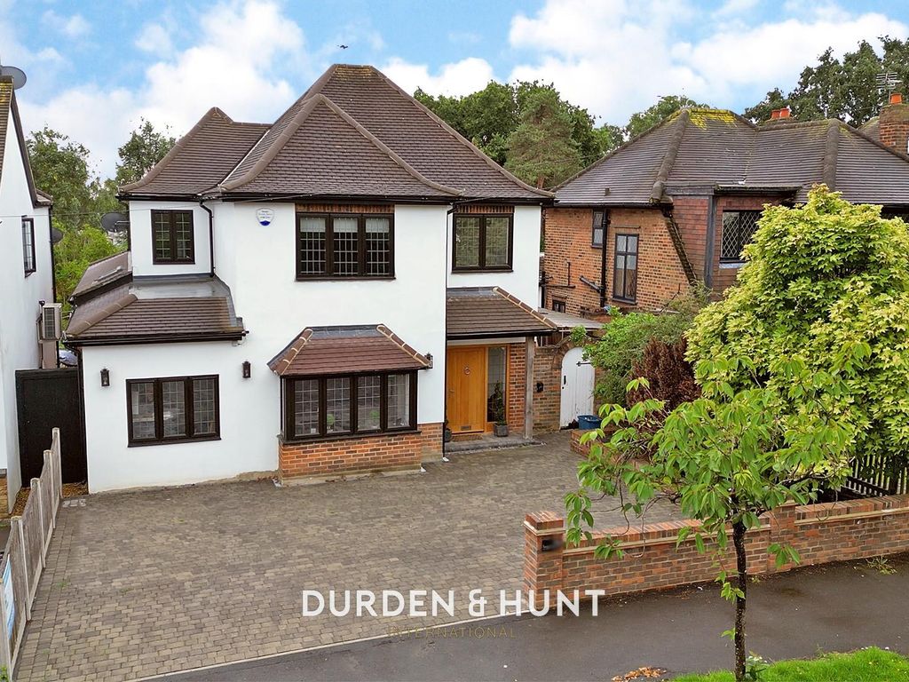 4 bed detached house for sale in Grange Crescent, Chigwell IG7, £1,300,000 Zoopla