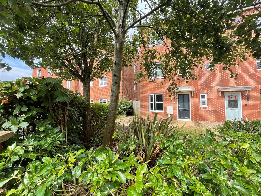 4 bed town house to rent in Thorncroft Avenue, Tyldesley, Manchester