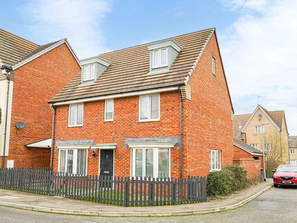 5 bed detached house for sale in Fieldfare, Leighton Buzzard LU7, £