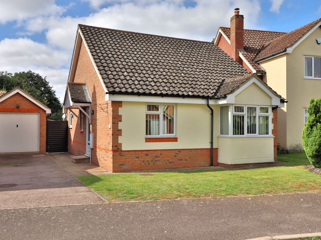 2 bed bungalow for sale in Chestnut Road, Tasburgh, Norwich NR15, £