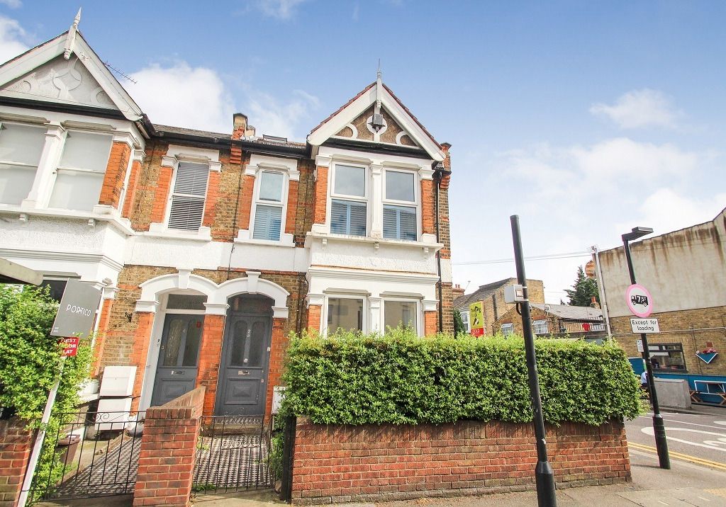 2 bed flat to rent in Hainault Road, Leytonstone, London E11, £1,750