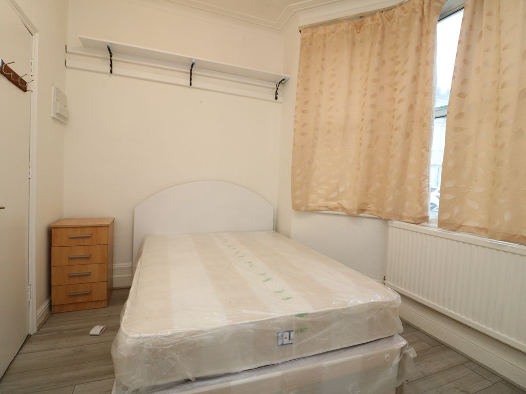 Studio to rent in Pitcairn Road, Mitcham CR4, £1,200 pcm Zoopla