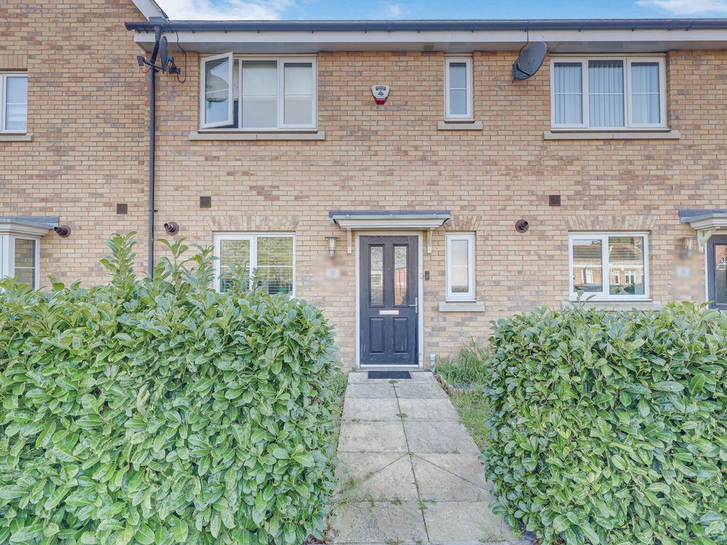 3 bed terraced house for sale in Markhams Chase, Basildon SS15 Zoopla