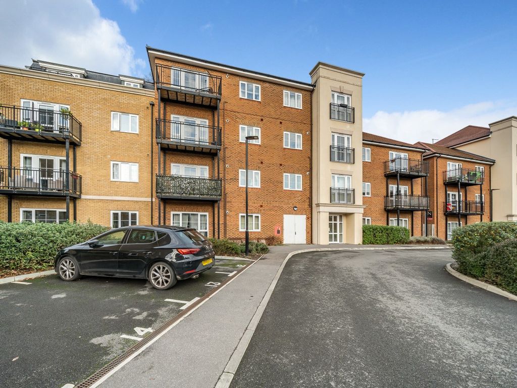 2 bed flat for sale in Alderson Grove, Hersham, WaltonOnThames KT12