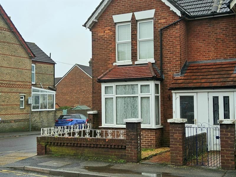 4 bed property to rent in St Marys Road, Heckford Park, Poole BH15, £