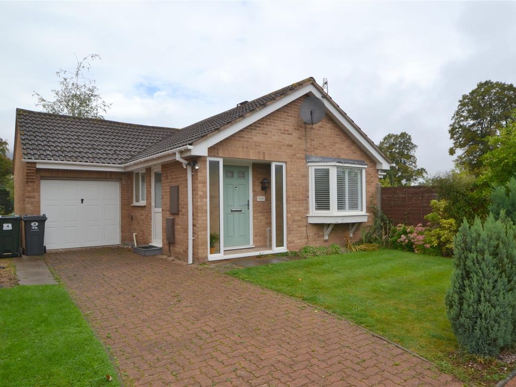 2 bed bungalow for sale in Mallow Close, Malvern WR14, £310,000 Zoopla