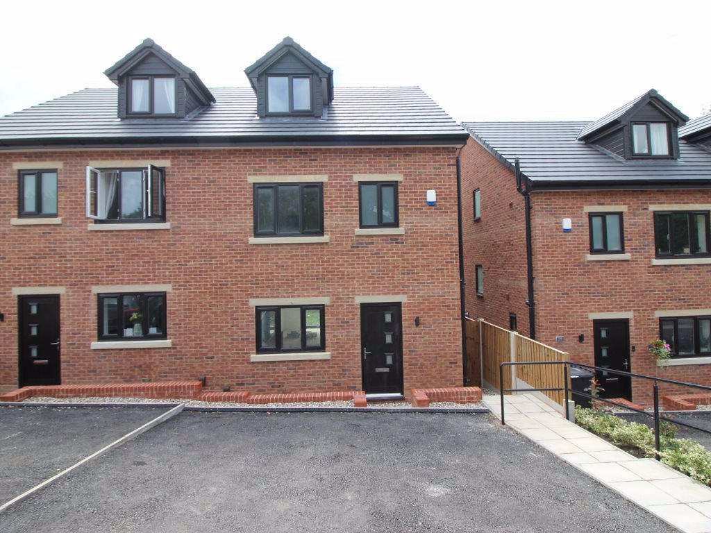 4 bed semidetached house to rent in Booths Brow Road, AshtonIn