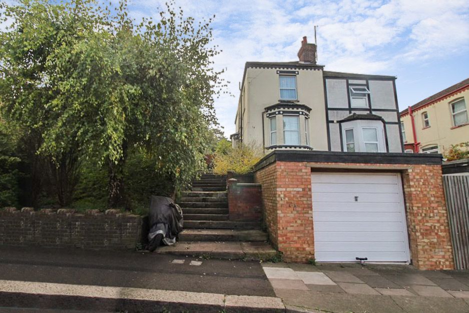 3 bed semidetached house for sale in Harcourt Street, Luton LU1, £