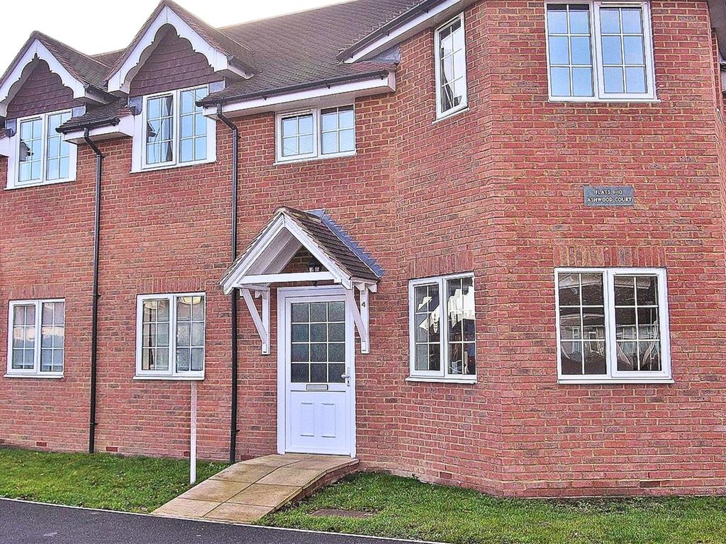 2 bed for sale in Highclere Road, Knaphill, Woking GU21, £