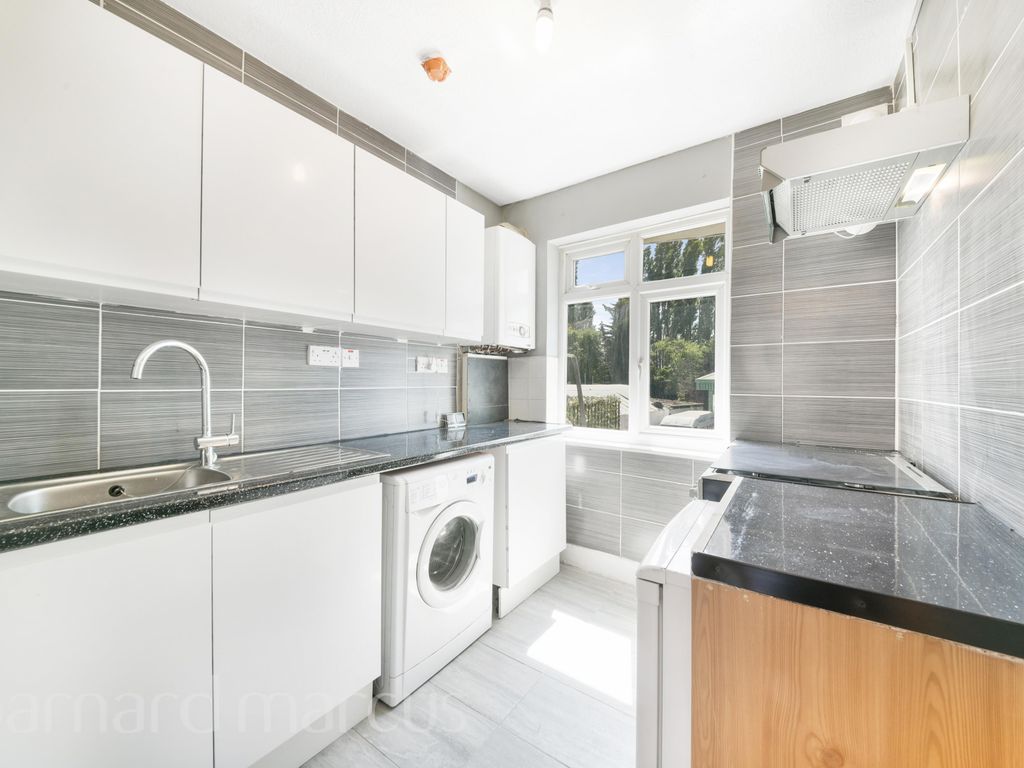 2 bed flat to rent in Chessington Road, West Ewell, Epsom KT19, £1,350