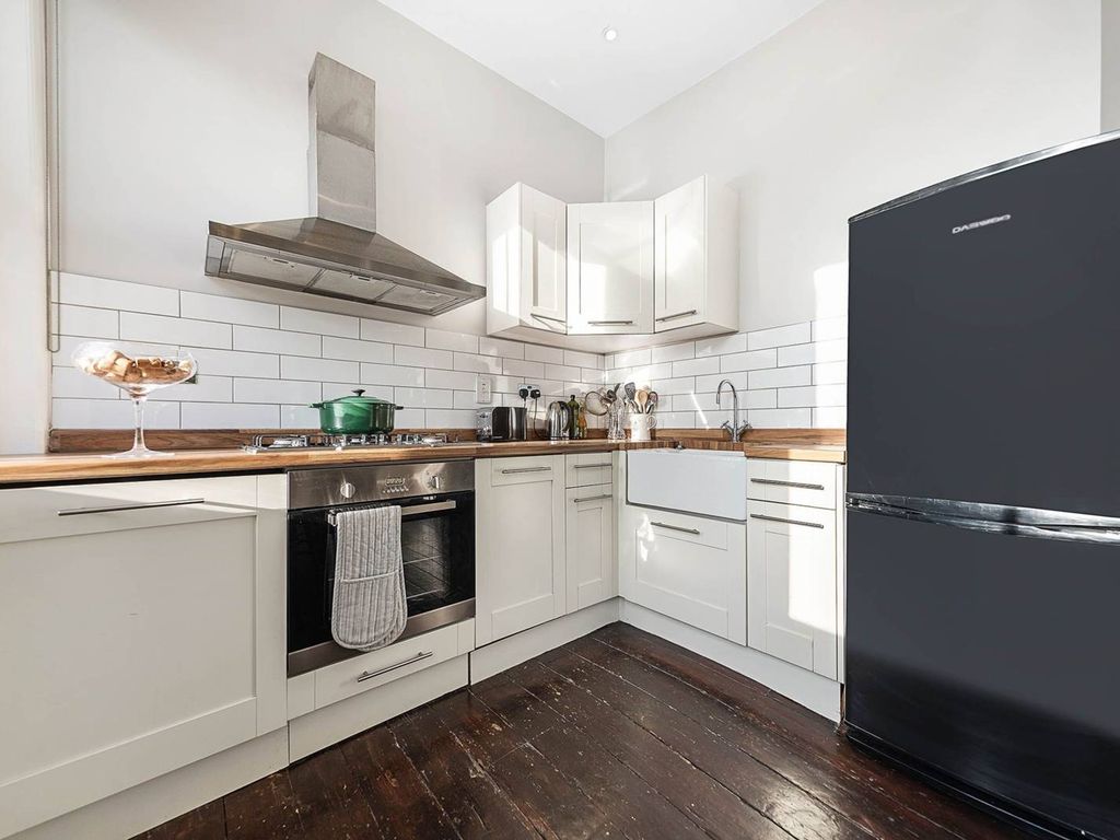 1 bed flat to rent in Battersea Park, Battersea, London SW11, £2,000