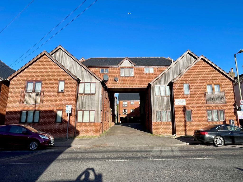 2 bed flat for sale in Queens Road, Farnborough GU14, £230,000 Zoopla