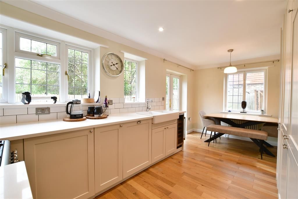 3 bed semidetached house for sale in Newlands Road, Southgate, Crawley