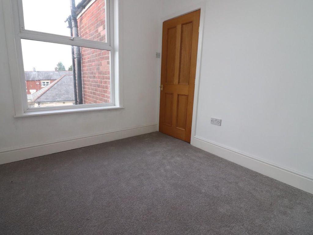 3 bed property to rent in Gillibrand Street, Darwen BB3, £800 pcm Zoopla