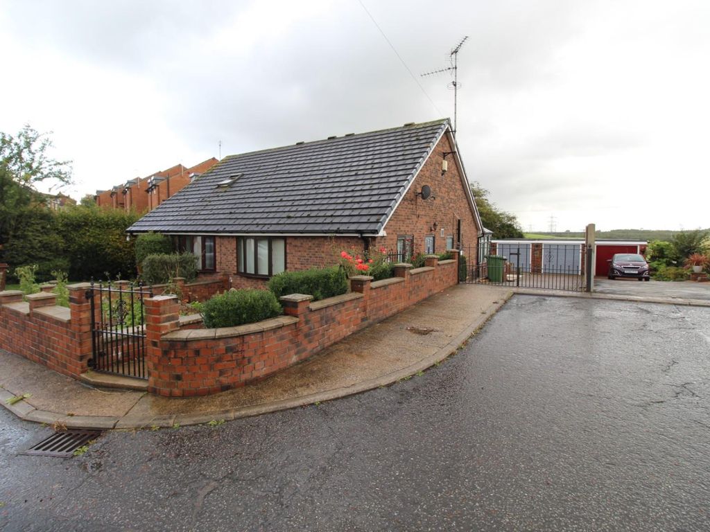 2 bed semidetached bungalow to rent in Meadow Court, Townville