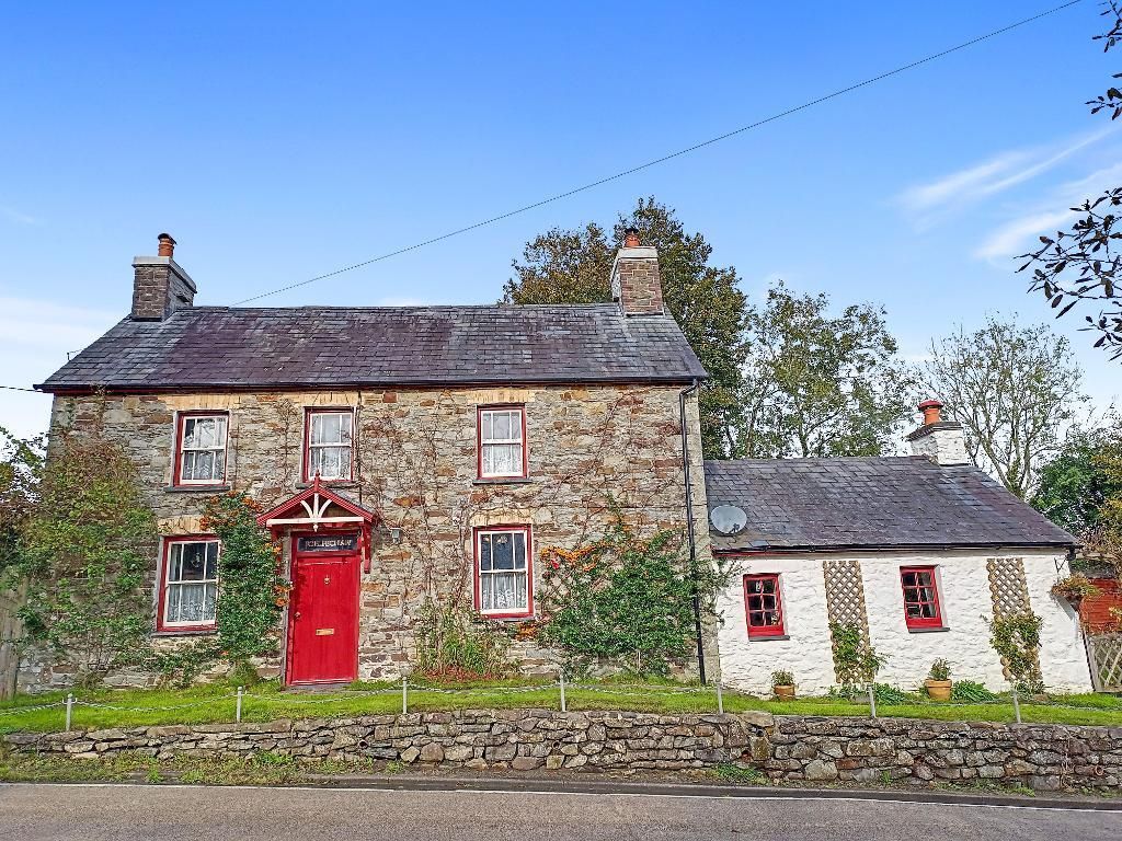 4 bed detached house for sale in Lampeter Road, Drefach, Nr Llanybydder