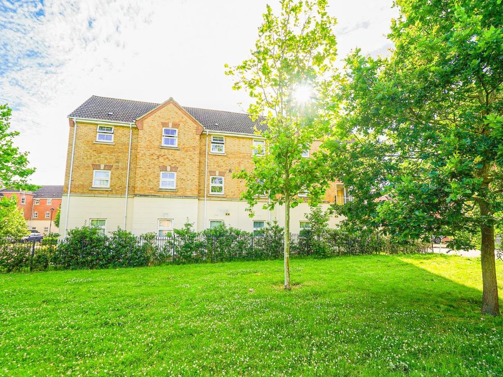 2 bed flat for sale in Drakes Avenue, Leighton Buzzard LU7, £200,000