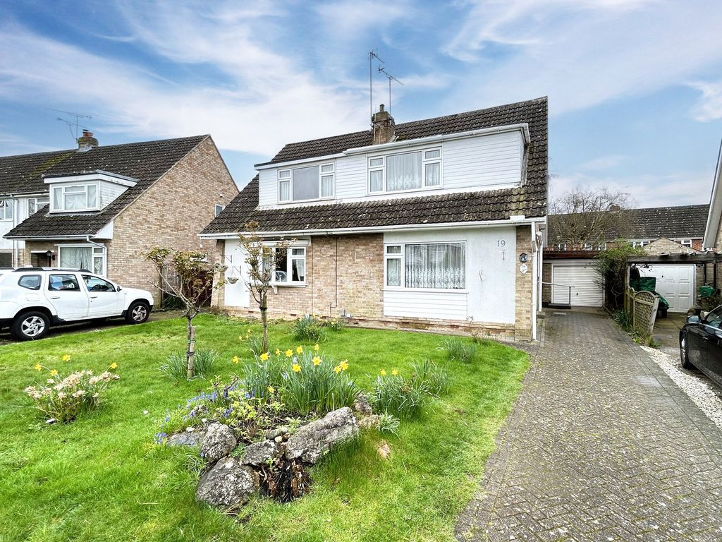 3 bed semidetached house for sale in Quentin Road, Woodley, Reading