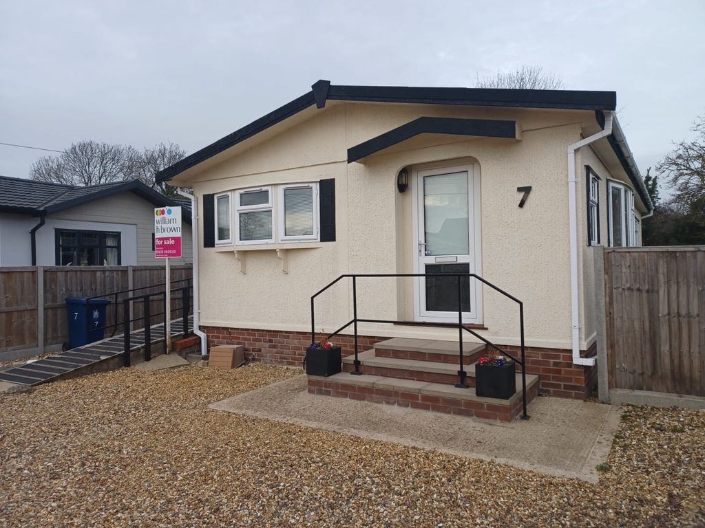 2 bed mobile/park home for sale in Way Lane, Waterbeach, Cambridge CB25