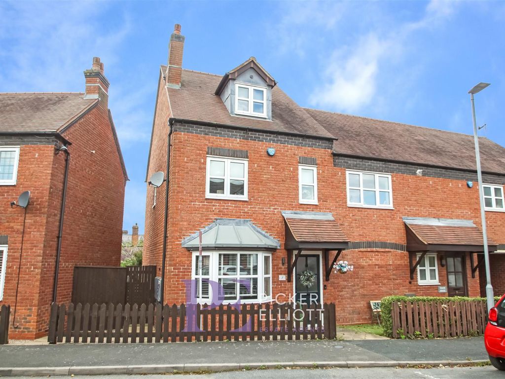 3 bed town house for sale in Crown Hill Close, Stoke Golding, Nuneaton