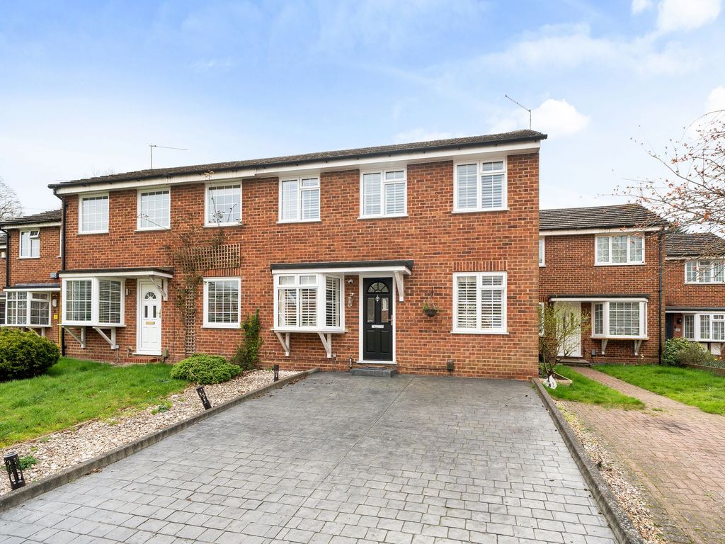 3 bed semidetached house for sale in Blackstone Close, Farnborough
