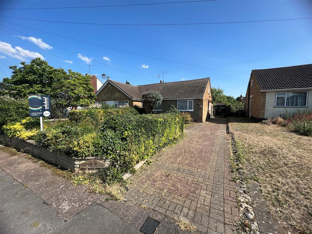 2 bed semidetached bungalow for sale in Walters Close, Chelmsford CM2, £375,000 Zoopla