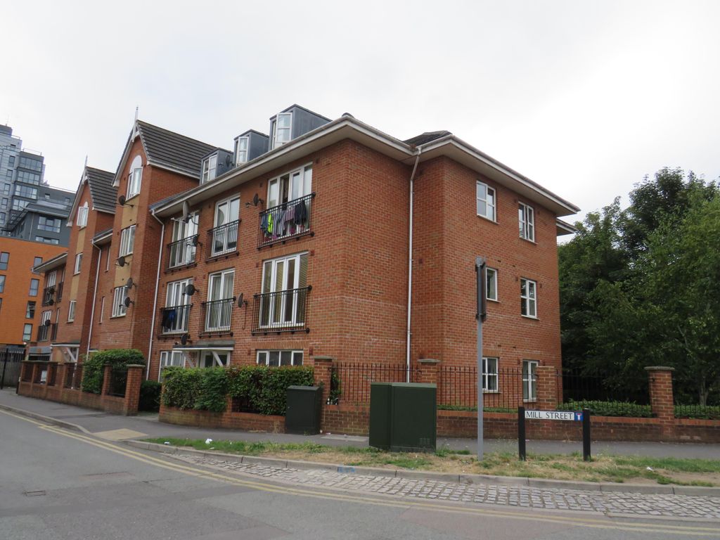 2 bed flat to rent in Headington Place, Mill Street, Slough SL2, £1,600