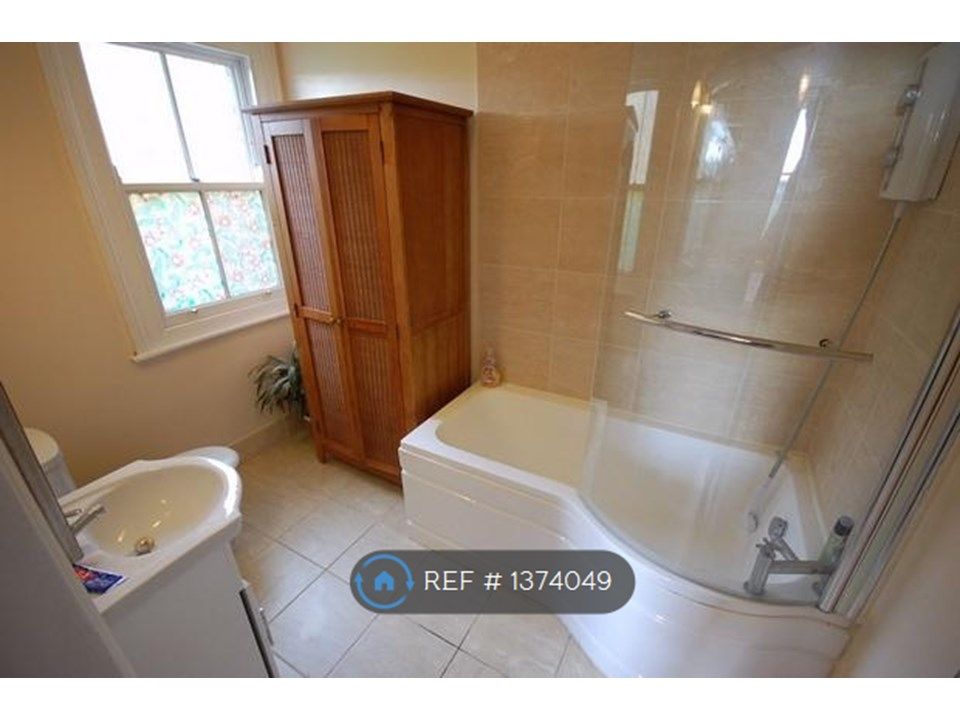 Room to rent in Manor Road, Romford RM1 Zoopla