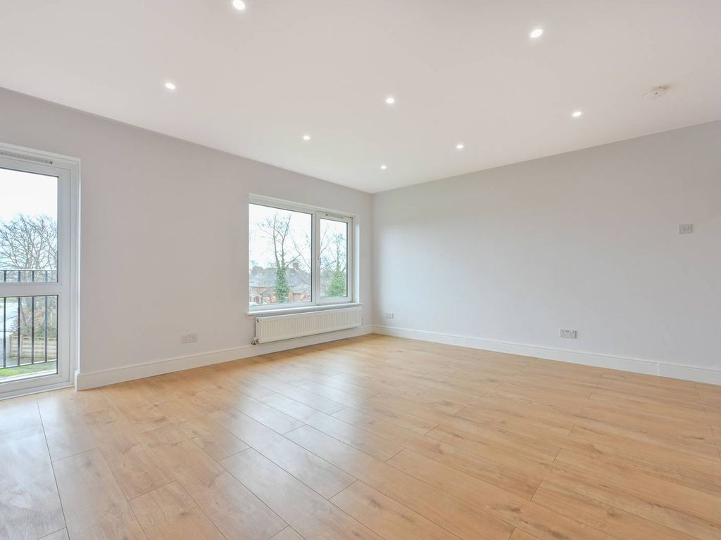 2 bed flat for sale in Approach Road, West Molesey KT8, £315,000 Zoopla
