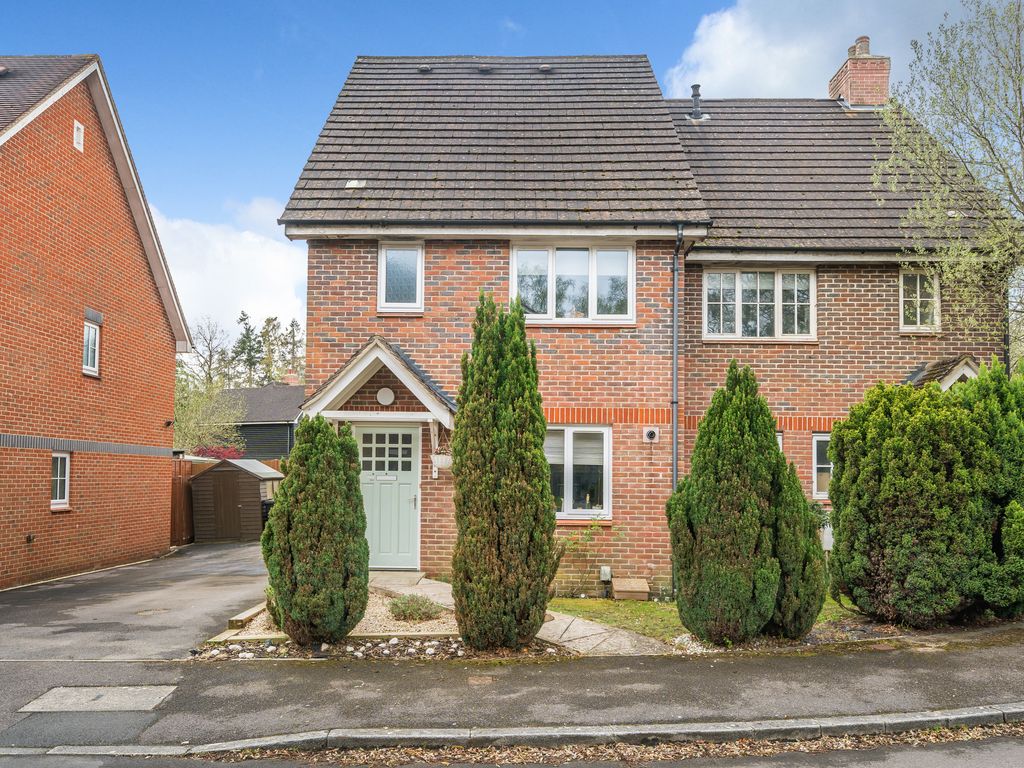3 bed semidetached house for sale in Lyndhurst Road, Fleet, Hampshire