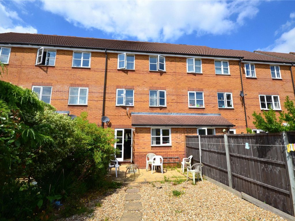 8 bed detached house to rent in Aspen Grove, Aldershot, Hampshire GU12